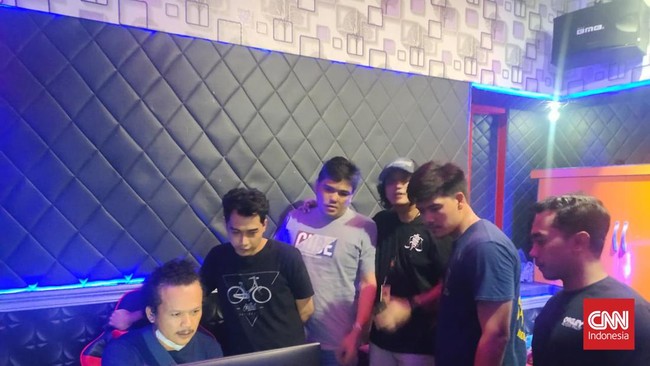 Polda Jateng menggerebek sebuah rumah yang jadi markas judi online. Bandar judi hingga pemasar ditangkap.