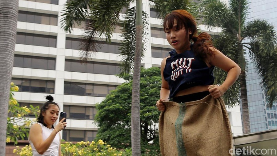 Potret Keseruan Lomba 17-an Ala Pecinta Olahraga Beginilah keseruan saat para pecinta olahraga ini bertanding dalam perlombaan 17-an Ala member f45. Mau tahu keseruannya?