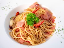 Resep Spaghetti Aglio Olio Daging Asap yang Pedasnya Mantul