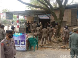 Satpol PP Bone Bongkar Paksa 70 Lapak PKL di Pasar Sentral Palakka