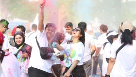 5.000 Pelari Kobarkan Semangat Hidup Sehat di BRImo Colourful Run 2022