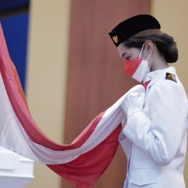<p>Shaista terpilih menjadi salah satu protokoler untuk upacaya Hari Kemerdekaan di sekolahnya, Bunda. "Selamat Hari Kemerdekaan Indonesia ke-77!! Sangat terhormat untuk menjadi salah satu protokoler untuk upacara sekolah saya, sangat mengharukan untuk melihat betapa luar biasa hasilnya," tuturnya melalui akun @sh4ista dalam bahasa Inggris. (Foto: Instagram @sh4ista)  </p>