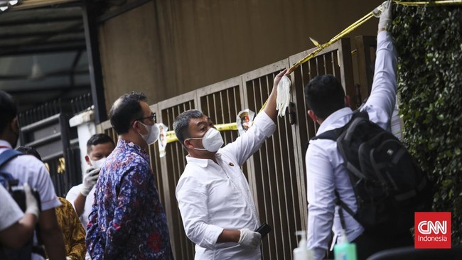 Eks Ajudan Ferdy Sambo, Adzan Romer, mengaku mendengar suara tembakan lebih dari lima kali di rumah dinas, Duren Tiga, Jakarta Selatan, 8 Juli 2022.