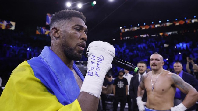 Usai menelan kekalahan angka dari Oleksandr Usyk, petinju asal Inggris Anthony Joshua berpidato membahas banyak hal dan menutupnya dengan mengucap 'bismillah'.