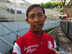 Driver Ojol Surabaya Beruntung Dapat Jaket Bomber dari Jokowi