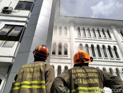 Asap Tebal Sempat Sulitkan Pemadam Tangani Kebakaran Gedung DPRD Jabar