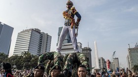 FOTO: Kirab Drumband Akademi TNI Hibur Warga Jakarta