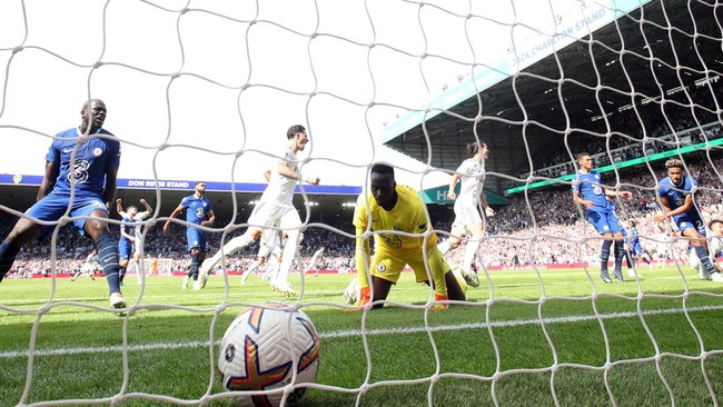 Leeds United berhasil menghajar Chelsea dengan kemenangan telak dalam laga Liga Inggris di Elland Road, Minggu (21/8).