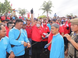 Puncak Road To Bulan Cinta Laut, KKP Bebersih Sampah Laut di Sumbar