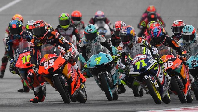 Viral Pembalap Moto3 Ditendang Kru, Pihak MotoGP Beri Respons Video pembalap Tom Booth-Amos ditendang anggota tim usai menjalani balapan Moto3 Thailand 2019 viral di media sosial.