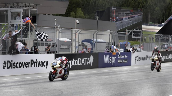 Ai Ogura meraih kemenangan Moto2 Austria 2022 dengan mengalahkan Somkiat Chantra yang menolak team order.