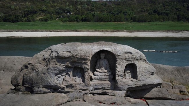 Menyusutnya permukaan air Sungai Yangtze, China mengungkapkan misteri pulau kecil yang tenggelam di Chongqing, lengkap dengan patung Buddha kuno yang ditemukan.