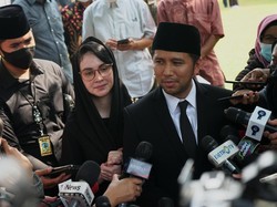 Arumi Bachsin Antarkan Ayah Mertua ke Liang Lahat, Kenang Momen Terindah
