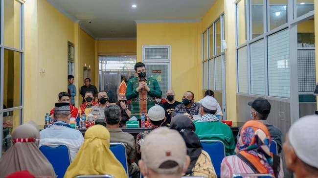 Wali Kota Medan Bobby Nasution menyerap aspirasi warga dalam program Sapa Lingkungan di Kantor Camat Medan Belawan, Jumat (19/8) petang.