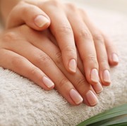 Kenalan dengan Glazed Donut Nails, Tren Baru dari Hailey Bieber! Beauties Mau Coba?