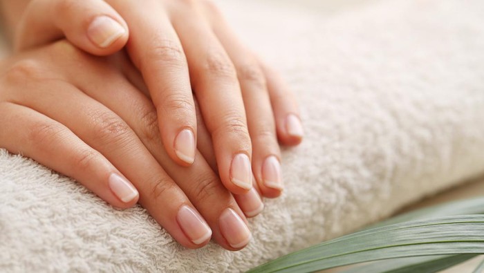 Kenalan dengan Glazed Donut Nails, Tren Baru dari Hailey Bieber! Beauties Mau Coba?