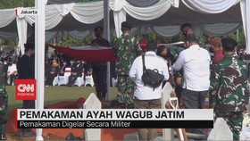 VIDEO: Suasana Haru Menyelimuti Prosesi Pemakaman Ayah Wagub Jatim