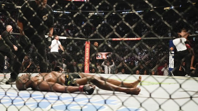 Conor McGregor gembira melihat Kamaru Usman kalah KO dari Leon Edwards di UFC 278. McGregor menyindir Usman lewat kata-kata hinaan melalui Twitter.