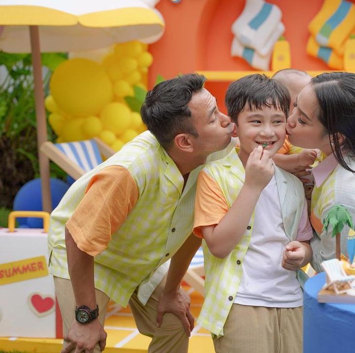 <p>Enggak hanya itu, Rafathar juga terlihat berinteraksi dengan Michael Owen. Di kesempatan itu, ia memberikan kado berisi kaus. (Foto: Instagram raffinagita1717)<br /><br /><br /></p>