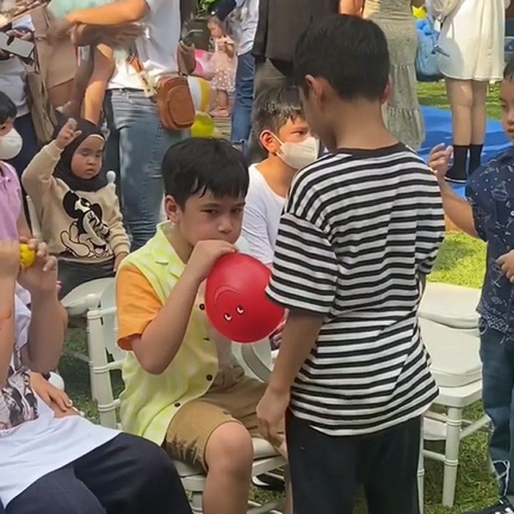 <p>Di hari tersebut, Rafathar terlihat amat bahagia, Bunda. Bocah yang akrab disapa Aa itu bermain seru-seruan bersama teman-temannya. (Foto: Instagram raffinagita1717)<br /><br /><br /></p>
