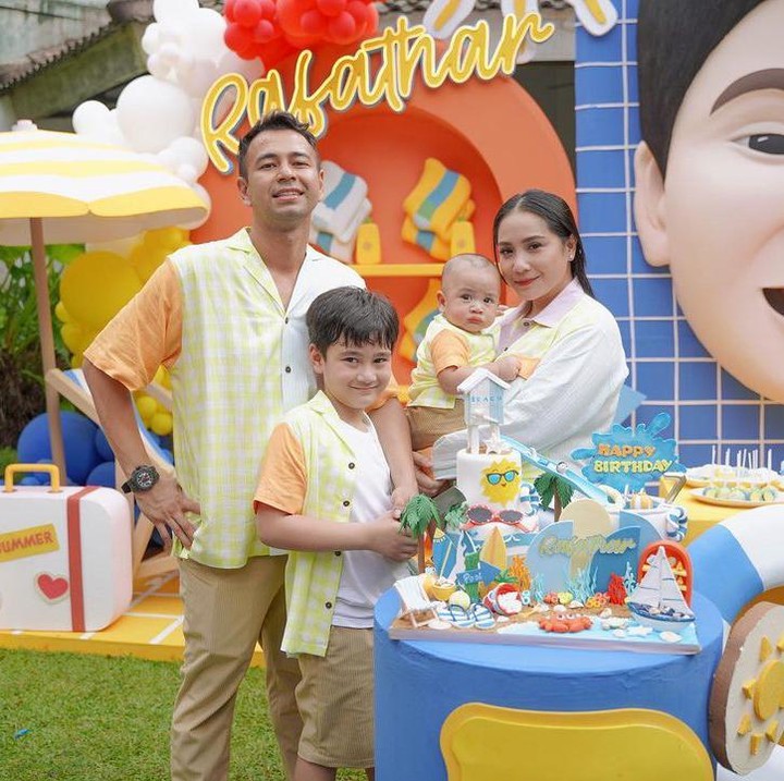 <p>Acara tersebut diselenggarakan dengan mewah dan dihadiri oleh banyak tamu undangan, lho. Enggak hanya teman-teman, Raffi Ahmad secara khusus juga membawa eks pesepakbola dunia, Michael Owen, untuk meramaikan acara tersebut. (Foto: Instagram raffinagita1717)<br /> <br /><br /></p>