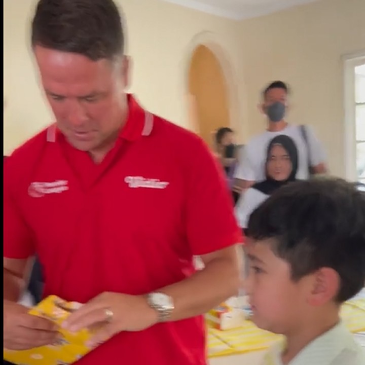 <p>Michael Owen awalnya sedikit bingung karena mendapat kado di hari ulang tahun Rafathar, namun ia tetap menerimanya dan membuat hadiah tersebut dengan antusias. "<em>But this is not my birthday</em> (tapi ini bukan hari ulang tahunku)," katanya pada Rafathar. (Foto: Instagram raffinagita1717)<br /><br /><br /></p>