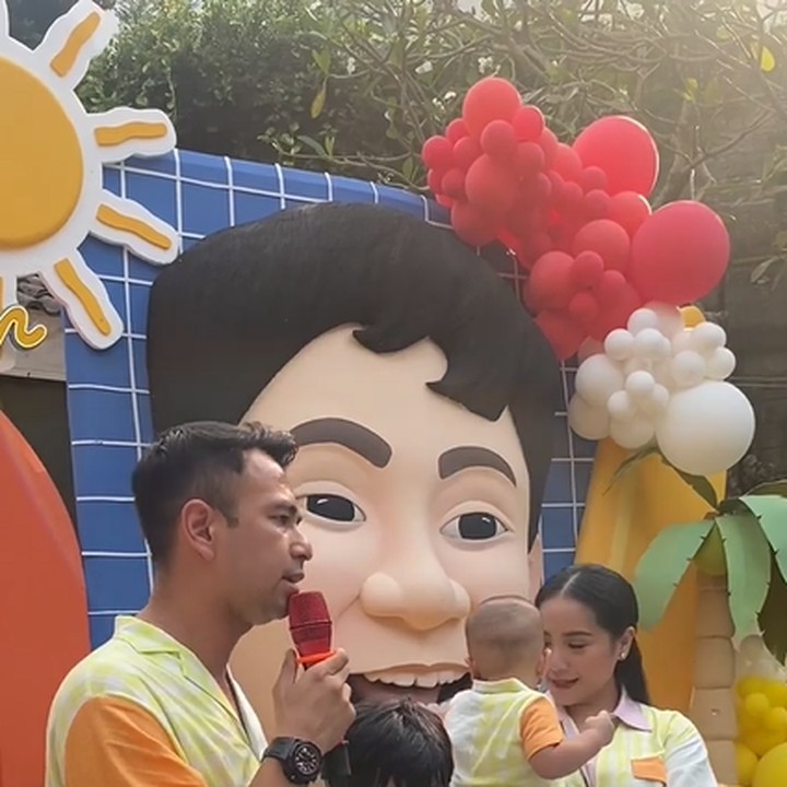 <p>Sebagai orang tua, Raffi memberikan banyak doa pada putranya, Bunda. Tak hanya berharap menjadi anak yang shaleh, ia juga berharap agar Rafathar bisa menjadi kebanggaan keluarga. "Semoga Rafathar semakin besar nanti, bertambahnya usia, menjadi anak kebanggaan kita semuanya," tutur Raffi Ahmad. (Foto: Instagram raffinagita1717)<br /><br /><br /></p>