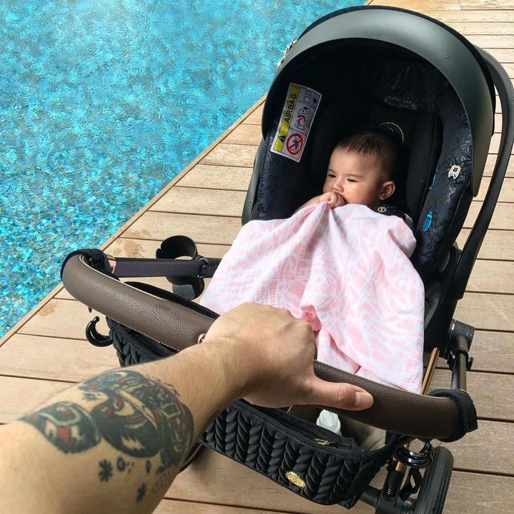 <p>Suami dari Claudia Adinda itu kerap membagikan potretnya saat bersama sang putri. Hingga menuai pujian dari netizen.<em> “Papah muda anti tua,”</em> tulis salah seorang netizen. (Foto: Instagram @derbyromero)</p>
