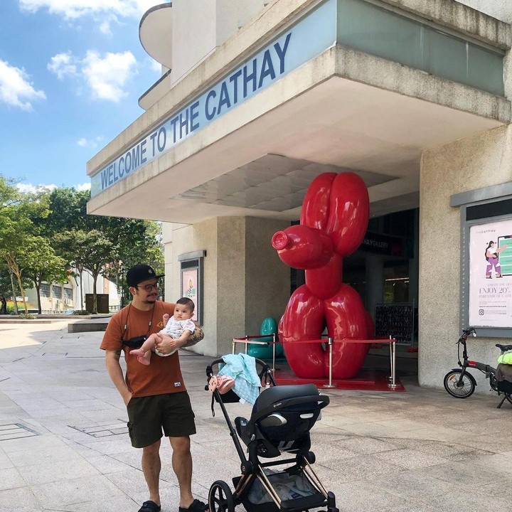 <p>Ini potretnya saat menggendong <em>baby</em> Millie. Derby tampil <em>casual</em> mengenakan celana pendek dan atasan berwarna coklat lengkap dengan topinya. Derby kerap membawa Si Kecil berkeliling di luar rumah. (Foto: Instagram @derbyromero)</p>