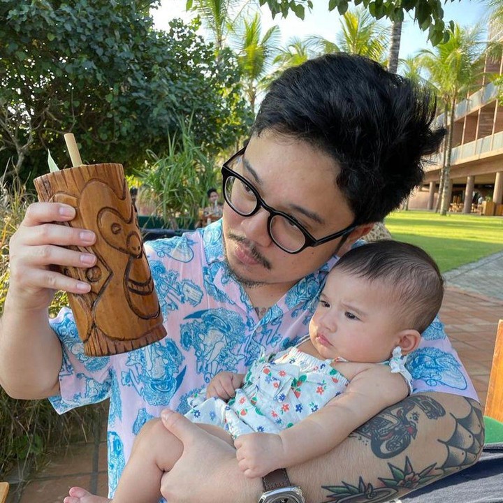 <p>Derby dan sang putri kompak berpose tanpa senyum. <em>Baby</em> Millie tampak sangat menggemaskan dalam gendongan ayahnya. Usianya kini sudah 7 bulan, Bunda. (Foto: Instagram @derbyromero)</p>