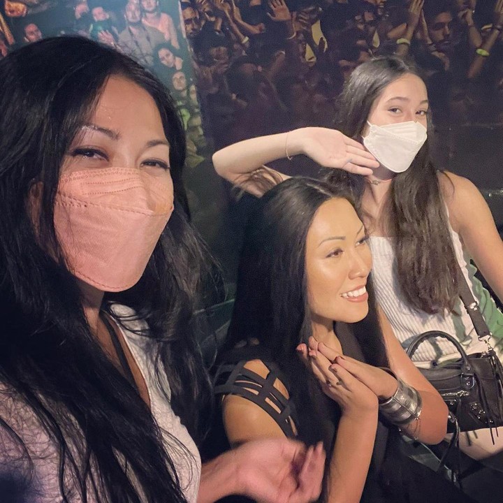 <p>Setelah menyelesaikan segala keperluan pekerjaan di Jakarta, Anggun mengajak putrinya terbang ke Hong Kong, Bunda. (Foto: Instagram @anggun_cipta)</p>