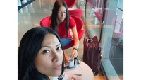<p>Sebelum berangkat ke Jakarta, Anggun dan Kirana menghabiskan waktu dengan menyantap camilan di bandara. Anggun tak lupa mengabadikan potret kebersamaan mereka. (Foto: Instagram @anggun_cipta)</p>