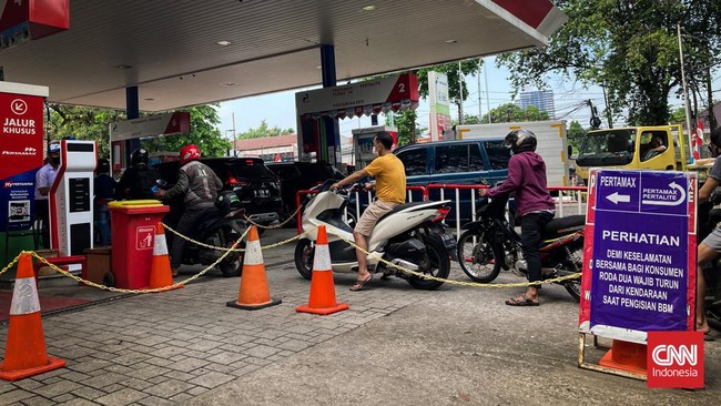 Sejumlah menteri ekonomi mendatangi kantor Menko Airlangga Hartarto di tengah isu kenaikan harga BBM pertalite dan solar subsidi.
