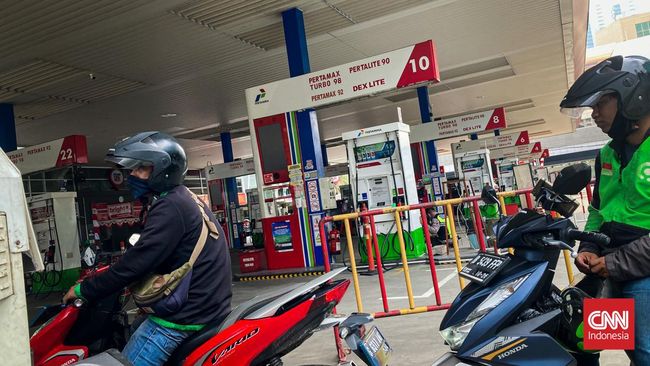 Antrean warga di sejumlah SPBU di Jakarta dan Tangerang Selatan mulai lengang di tengah isu kenaikan harga bahan bakar minyak (BBM) pertalite dan solar.