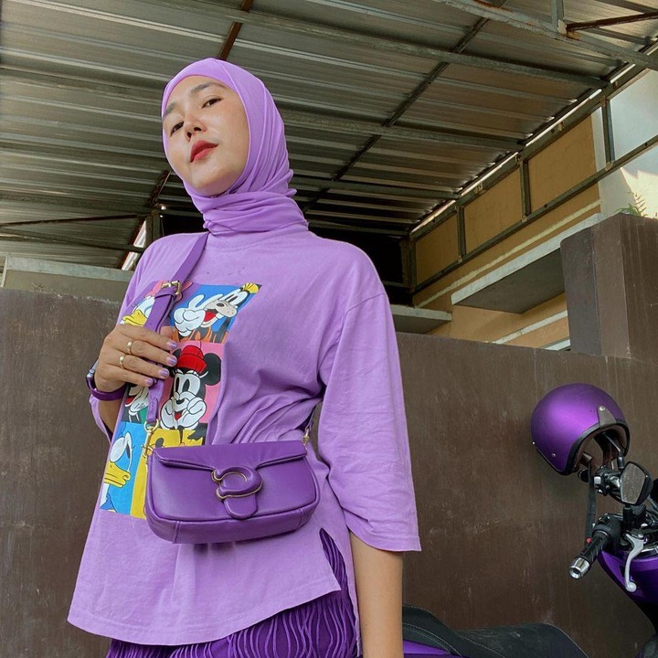 <p>Wanita 35 tahun ini sangat menyukai warna kuning, Bunda. Ia selalu mengoleksi barang-barang berwarna kuning, mulai dari perabotan rumah, pakaian, aksesori. (Foto: Instagram @betaria_87)</p>