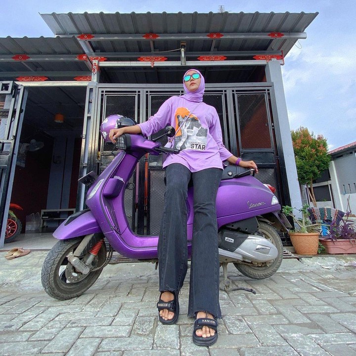 <p>Tak hanya itu, Beta Ria juga melengkapi penampilan dengan barang-barang serba ungu, termasuk kendaraan bermotor. (Foto: Instagram @betaria_87)</p>