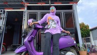 <p>Tak hanya itu, Beta Ria juga melengkapi penampilan dengan barang-barang serba ungu, termasuk kendaraan bermotor. (Foto: Instagram @betaria_87)</p>