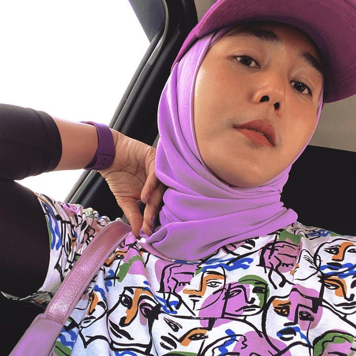 <p>Wanita bernama Beta Ria mendadak diperbincangkan usai viral di media sosial TikTok. Penampilannya yang kental dengan warna ungu membuatnya jadi sorotan. (Foto: Instagram @betaria_87)</p>