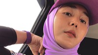 <p>Wanita bernama Beta Ria mendadak diperbincangkan usai viral di media sosial TikTok. Penampilannya yang kental dengan warna ungu membuatnya jadi sorotan. (Foto: Instagram @betaria_87)</p>