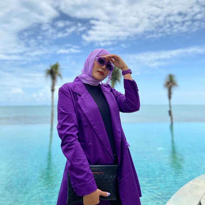 <p>Bunda tiga anak ini jatuh cinta dengan warna ungu pada 2006 silam karena melihat sebuah patung yang mengenakan setelan warna ungu. "Manekin setinggi saya, pakai warna ungu. Keren banget kayaknya cakep, ternyata cocok sama saya," tuturnya di acara <em>Rumpi,</em> dikutip dari kanal YouTube <em>TRANS TV Official.</em> (Foto: Instagram @betaria_87)</p>
