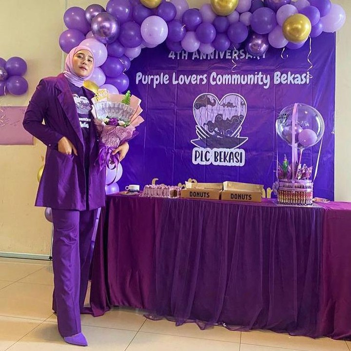 <p>Kecintaannya terhadap warna ungu membuat Beta Ria mendirikan komunitas bernama Purple Lovers Community yang tersebar di seluruh Indonesia. Baru-baru ini ia tengah merayakan <em>anniversary</em> ke-4 untuk komunitas di Bekasi. (Foto: Instagram @betaria_87)</p>