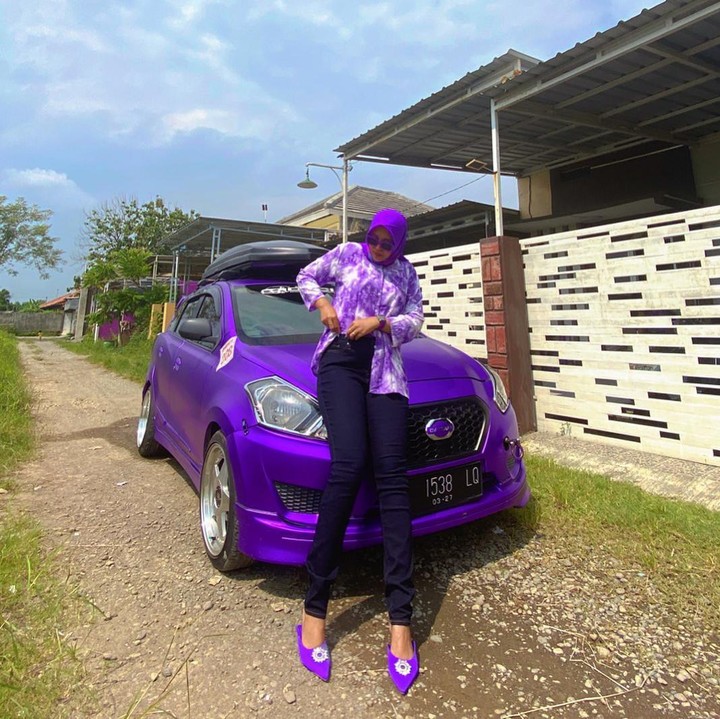 <p>Selain sepeda motor, Beta Ria juga memiliki sebuah mobil berwarna ungu. Ia bahkan sempat ditilang oleh polisi karena warna mobilnya. (Foto: Instagram @betaria_87)</p>
