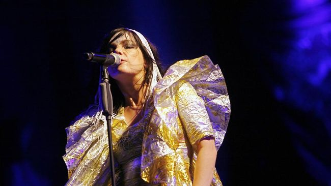 Musisi nyentrik asal Islandia, Björk, menggandeng musisi Indonesia dalam menggarap album barunya