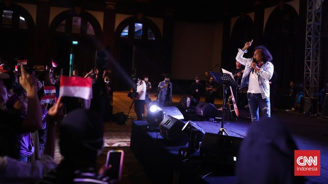 FOTO: Aksi Deolipa Gelar Konser di Hari Ultah Dua Lipa