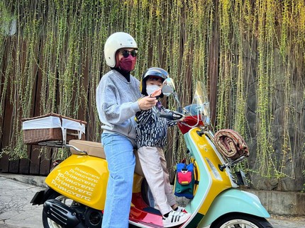 5 Potret Dian Ayu Antar Anak Sekolah Naik Motor Setelah 30 Hari Melahirkan