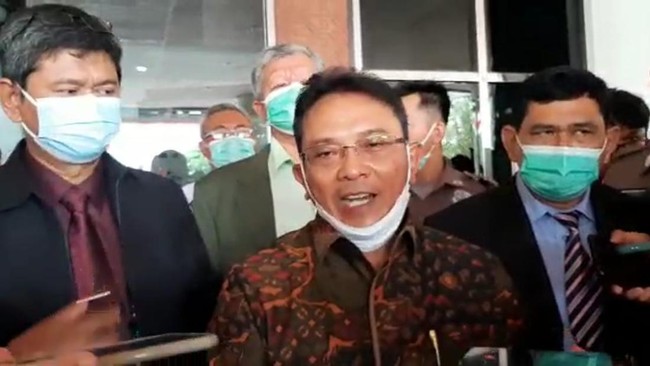 Plt Rektor Unila mengaku belum tahu langkah apa yang akan dilakukan terhadap mahasiswa jalur mandiri yang diduga menyuap rektor sebelumnya, Karomani.