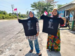 Tak Sia-sia Emak-emak Gresik Rela Kepanasan Akhirnya Bertemu-Dapat Kaos Jokowi