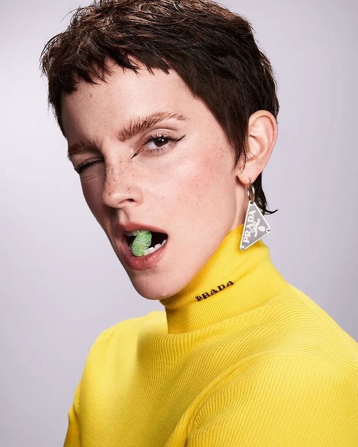 Emma Watson tampil dengan gaya yang baru. Aktris asal Inggris ini memamerkan potongan rambutnya yang berupa pixie cut dengan dandanan edgy yang unik tetapi juga manis. / foto: Instagram.com/pradabeauty