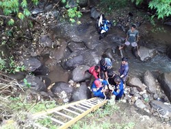 Penyelamatan Dramatis Pemotor Terjun ke Jurang di Sukabumi