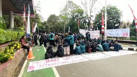 Mahasiswa Unila Demo Antikabinet Karomani usai OTT KPK